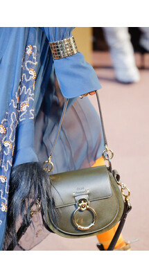 Details Chloé Fall 2018 Ready-to-Wear , Детали коллекции Хлоя осень зима 2018 , Fashion show , неделя моды в Париже , PFW , Paris Fashion Week , Mainstyles
